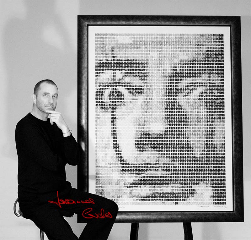 Der Künstler Johannes Cordes vor einer Collage aus Gummibären - Porträt von Salvador Dali