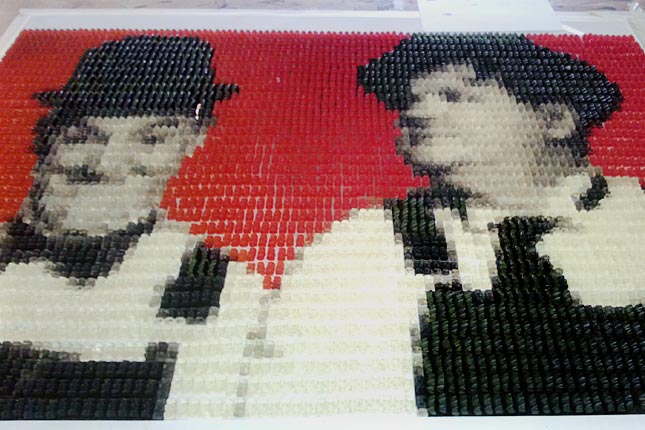 Laurel und Hardy alias Dick und Doof als Porträt aus Gummibären des Künstlers Johannes Cordes