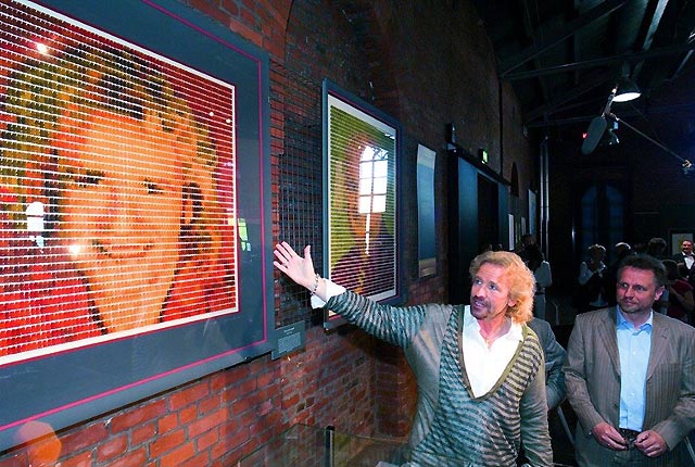 Thomas Gottschalk vor seinem Porträt aus Gummibärchen des Künstlers Johannes Cordes